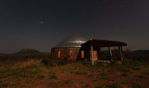 Toda a cidade parece se conectar com energias invisíveis, mas presentes, do Universo