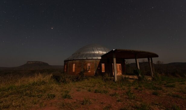 Toda a cidade parece se conectar com energias invisíveis, mas presentes, do Universo
