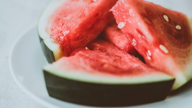 Cidade conta até mesmo com competições sobre a fruta