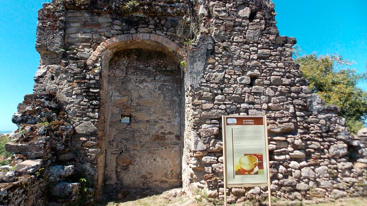 Segundo a prefeitura de Peruíbe, a Igreja do Abarebebê é identificada como uma das primeiras construídas no Brasil