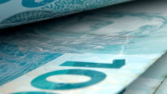 Os fraudadores utilizam mensagens enganosas enviadas por WhatsApp, SMS e e-mail