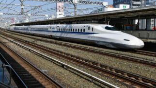 Com a projeção de começar a operar apenas em 2032, o modelo atual prevê quatro estações
