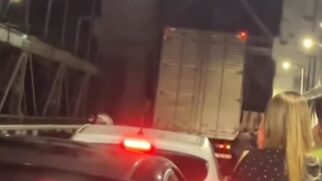 Caminhão encalhado trava trânsito na Ponte Pênsil, em São Vicente