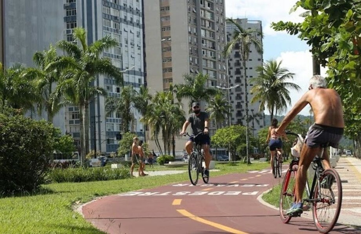 Com aproximadamente 7 km de extensão, a ciclovia de Santos percorre toda a orla da cidade