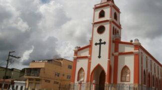 Em suma, o município é conhecido por produzir os itens através de madeira oriunda de demolições