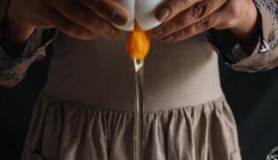 A gema de ovo crua pode ser utilizada na receita para deixá-la cremosa