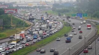 Na rodovia Ayrton Senna, o trânsito está lento no sentido São Paulo, entre o km 24 e o km 13