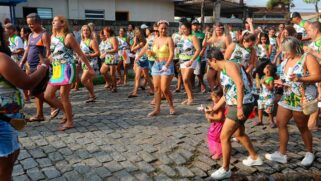 O Desfile de Blocos e Bandas é uma realização da Prefeitura de Guarujá