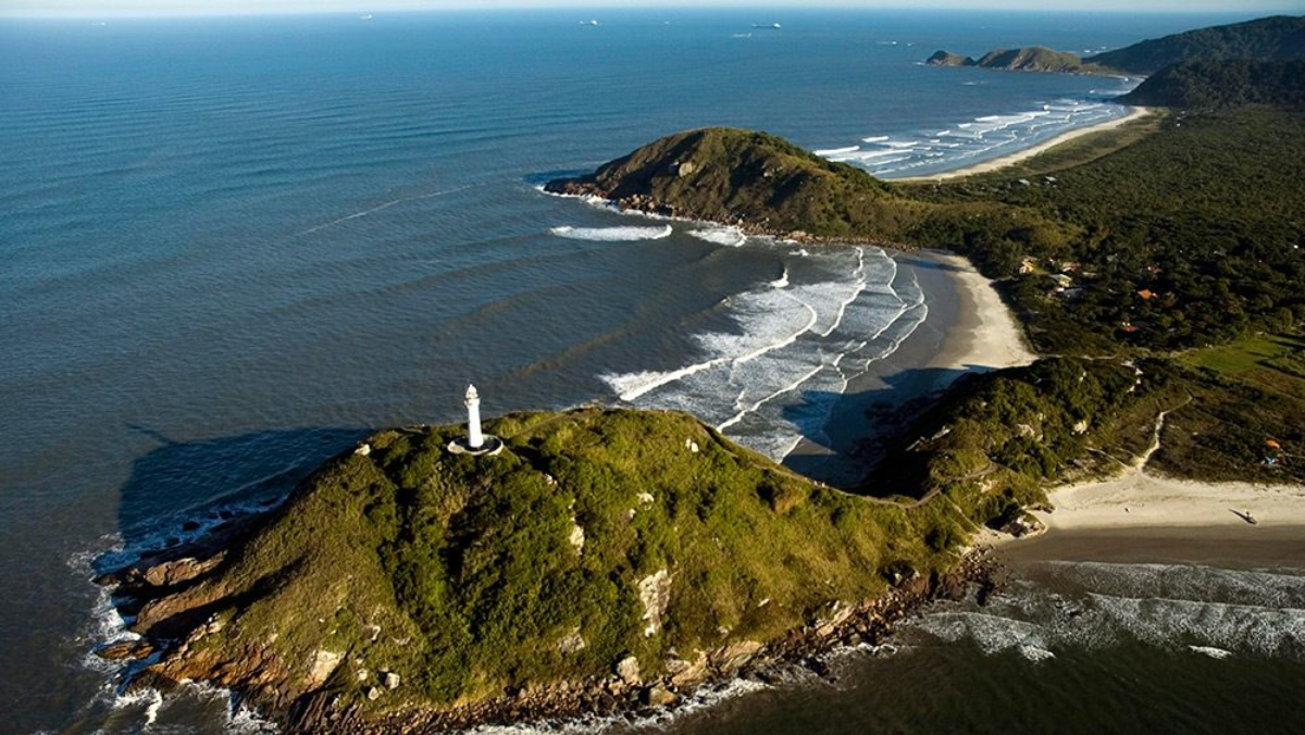 Quem dita o ritmo são as caminhadas pelas trilhas e o som do mar / Divulgação/PMP