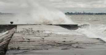 Mar está avançando em vila conhecida por turistas