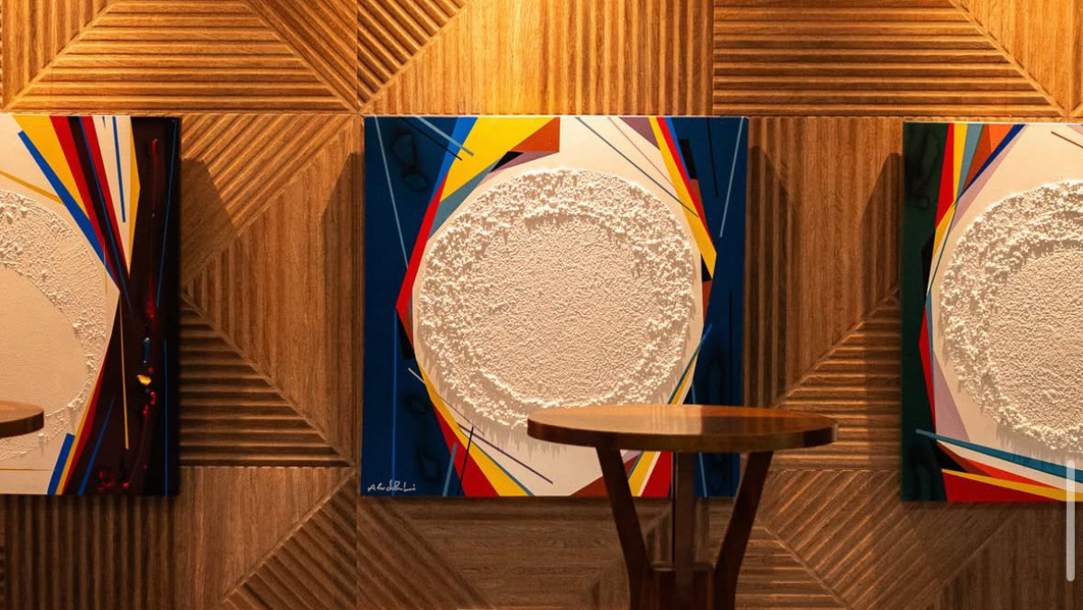 Ale de Paula imprime em suas obras uma identidade visual marcante, explorando cor, textura e profundidade / Reprodução/Instagram Dona Santa