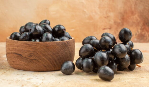 A jabuticaba pode ser consumida de diferentes formas, tanto in natura quanto em preparações culinárias