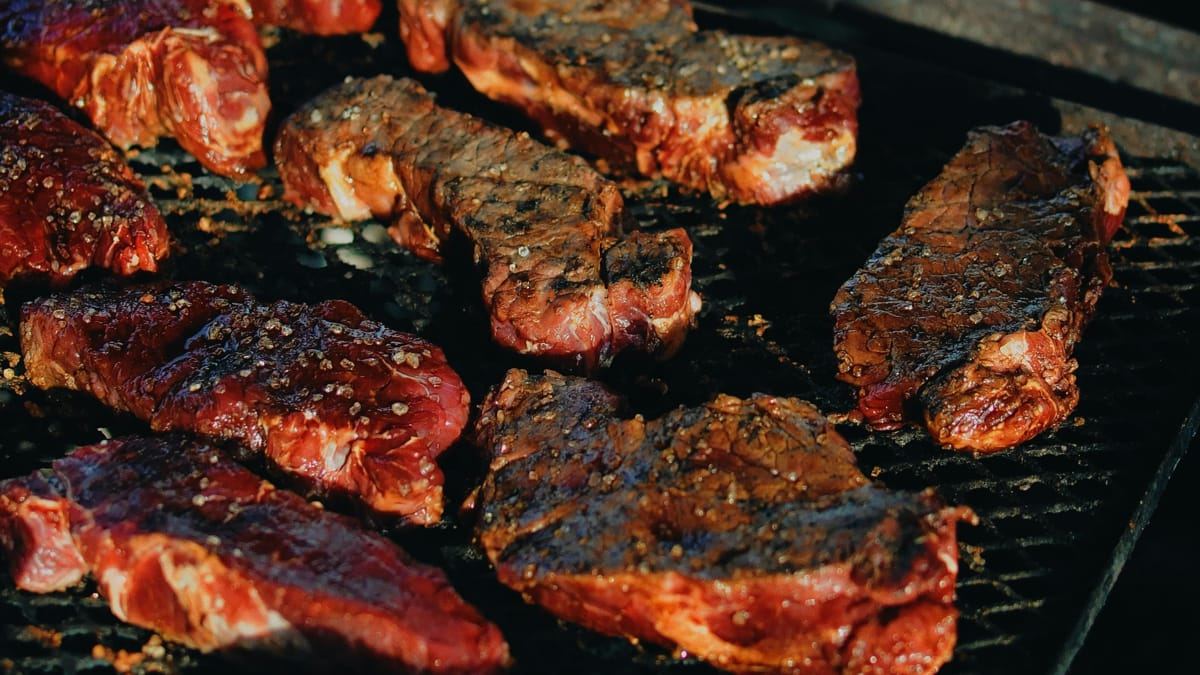 ntre todas as boas opções de carne, os "hermanos" têm um truque único, que transforma tudo: o uso de folhas de louro nas brasas