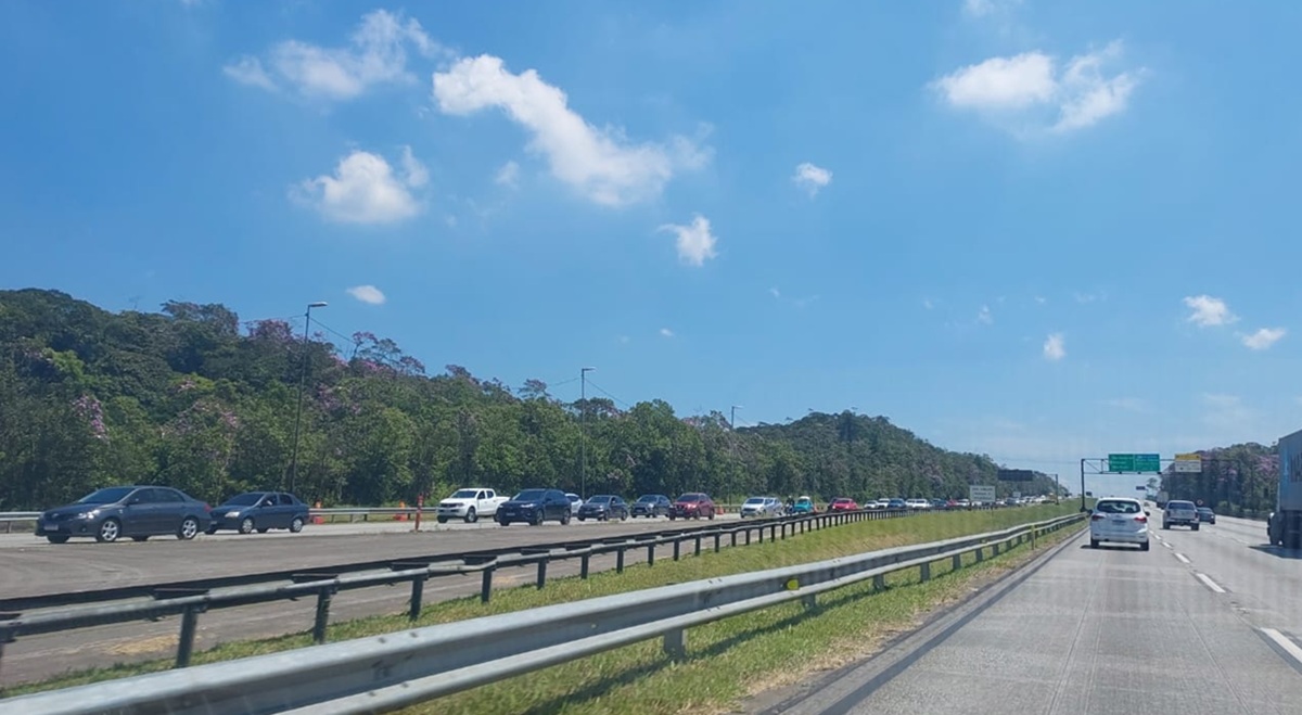 Tráfego é intenso no Sistema Anchieta-Imigrantes desde a última sexta-feira (28), quando começou a Operação de Carnaval