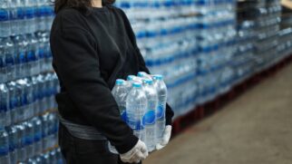 Um litro de água engarrafada contém, em média, 240 mil fragmentos de plástico detectáveis