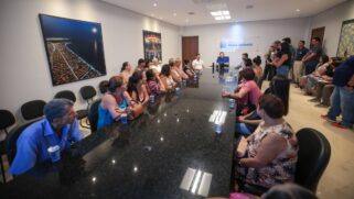 Muito sorrisos marcaram cada entregue de título desta segunda-feira