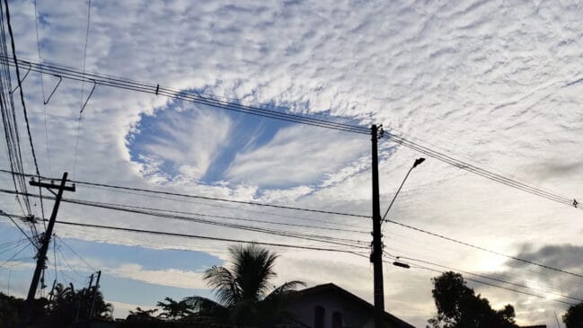 De acordo com os especialistas, essa nuvem é chamada em inglês de 'Hole Punch Cloud'
