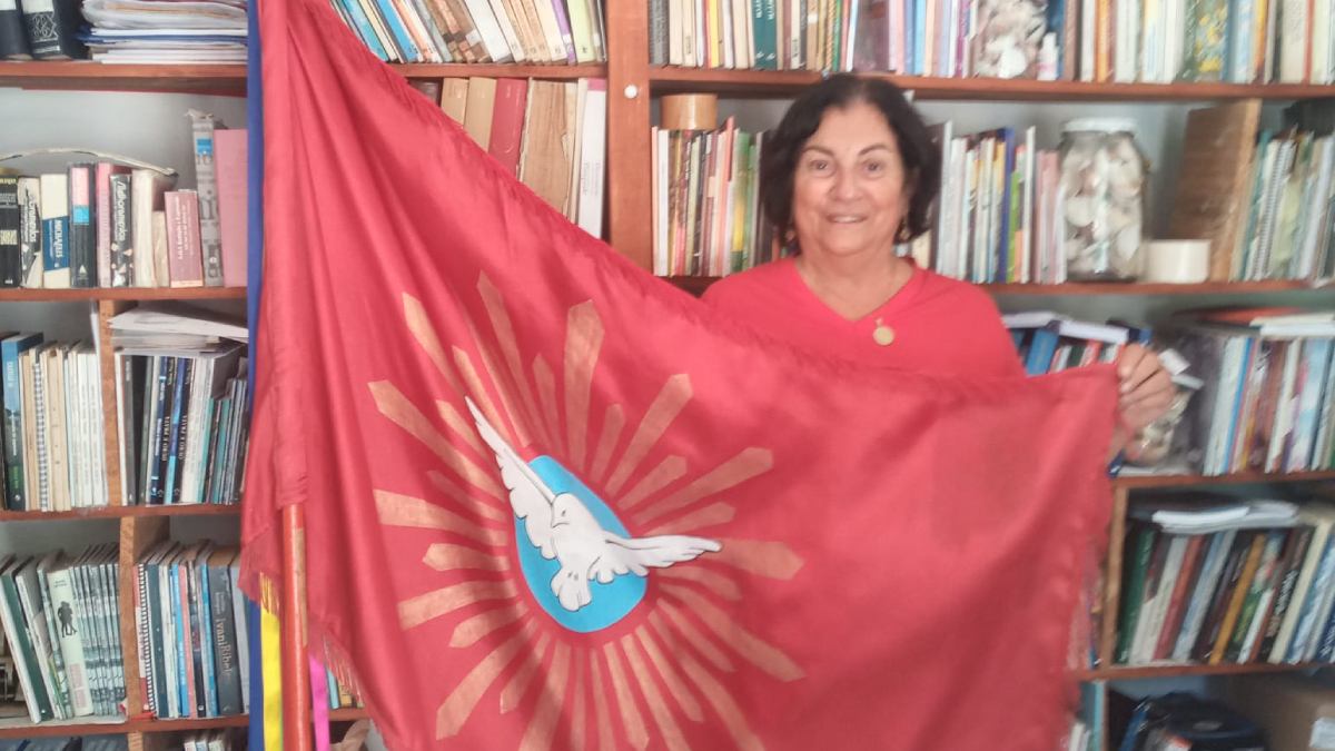 Beth Bechir fala sobre a emoção das famílias ao receber e rezar com a bandeira