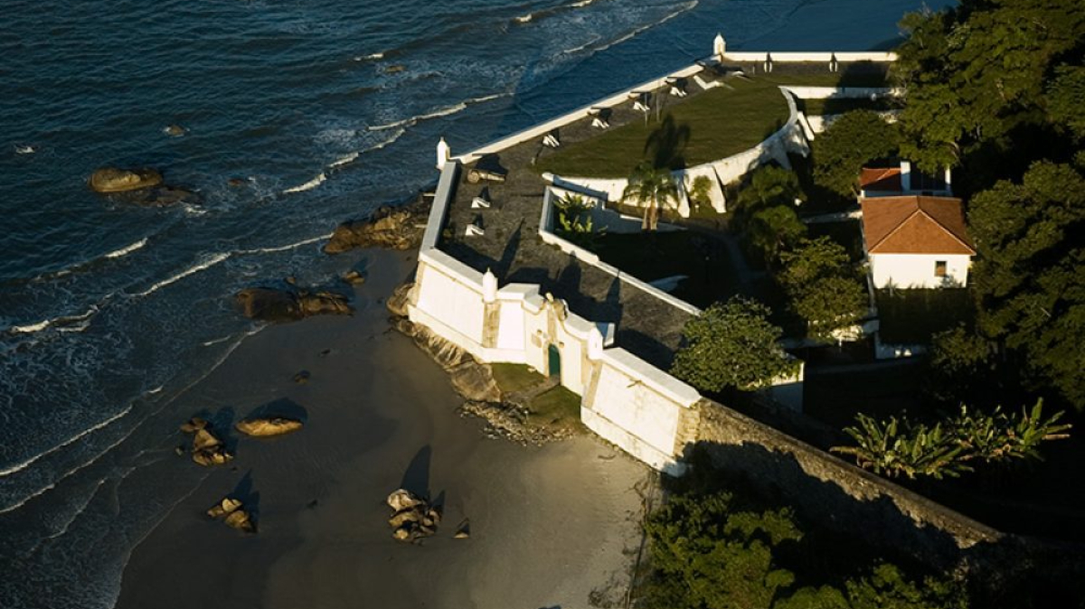A fortaleza Nossa Senhora dos Prazeres está de frente para o mar / Divulgação/PMP