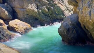 A Gruta de Ponta Negra, cercada por um cenário paradisíaco, oferece uma experiência única
