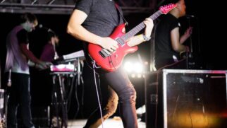 Na ação, os participantes terão aula de bateria, teclado, guitarra, baixo e vocal para a performance