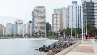 Conforme já noticiado pelo Diário do Litoral, o grande vilão desse problema é a erosão costeira