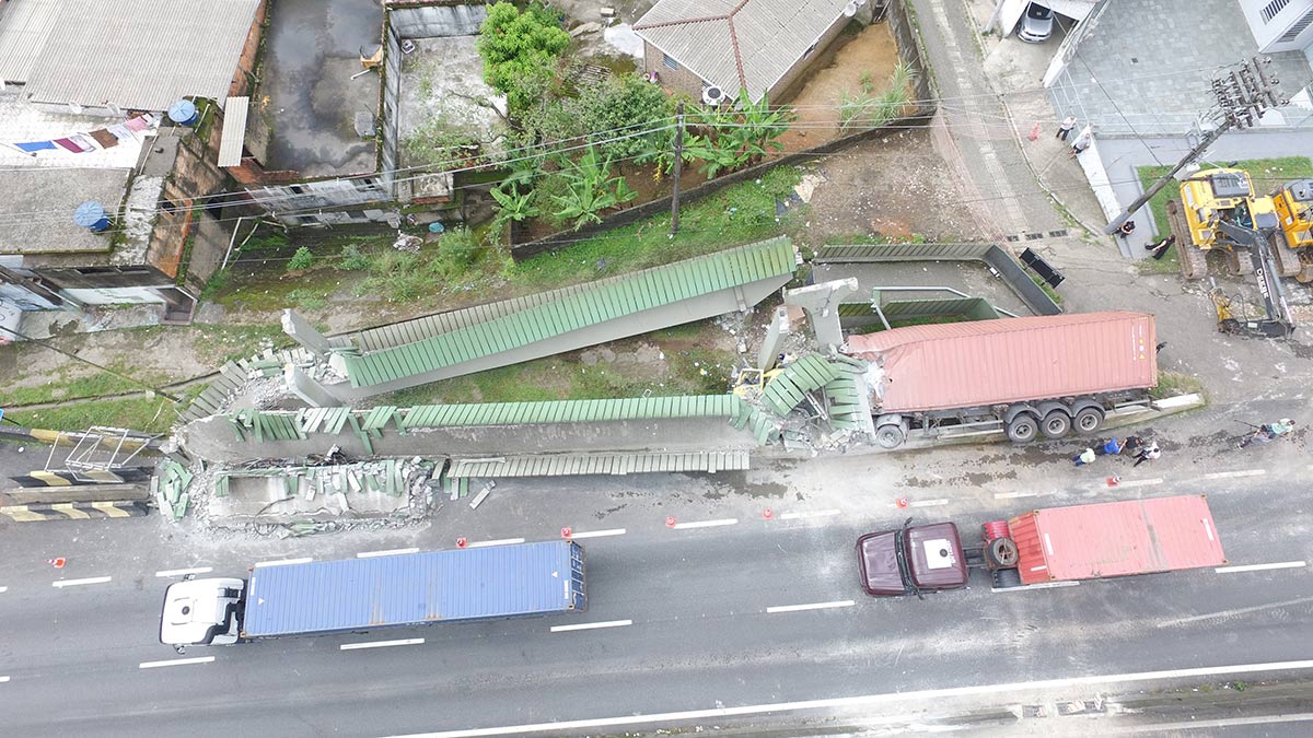 Um caminhão colidiu com uma passarela na Cota 95, na região de Cubatão