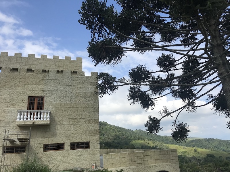 Projeto foi inspirado nos castelos medievais italianos (Divulgação/Castelo de Santa Clara)