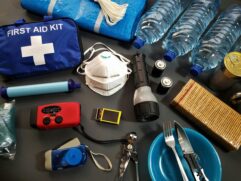 Rádio e água são itens essenciais para um kit de sobrevivência