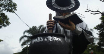 Tematização na entrada do Playcenter na última edição das Noites do Terror, em 2012