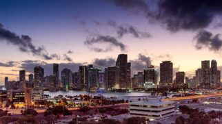 Miami Beach é um destino internacional, conhecido por suas praias de areia branca e águas cristalinas