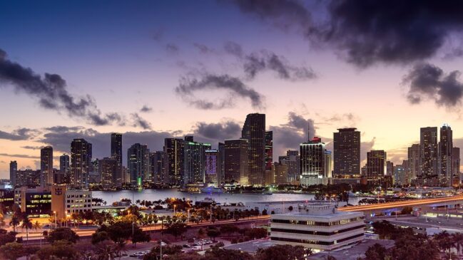 Miami Beach é um destino internacional, conhecido por suas praias de areia branca e águas cristalinas