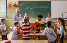 Músicas com conteúdo pornográfico, violento e de apologia às drogas podem estar com dias contados em escolas municipais