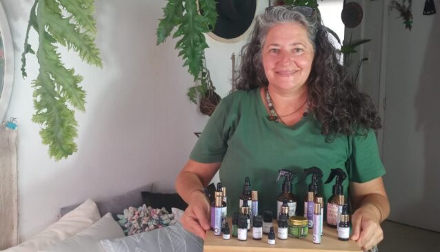 Priscila conta que desde a década de 1990 ela aprendeu a fazer velas artesanais com uma alemã