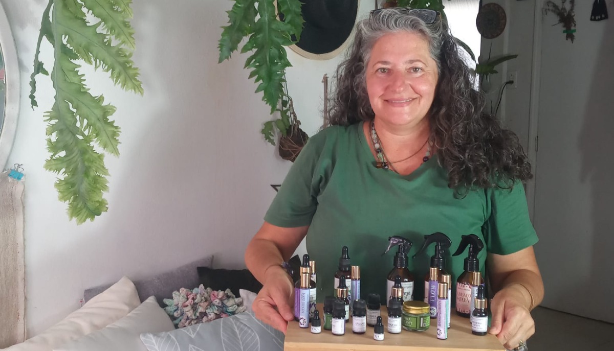 Priscila conta que desde a década de 1990 ela aprendeu a fazer velas artesanais com uma alemã