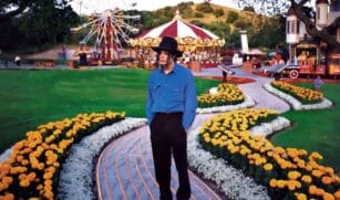 Michael Jackson pousando para foto na frente do Rancho Neverland