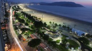 A primeira avenida começa a partir da divisa de São Vicente e vai até a Avenida Ana Costa, que homenageia o Presidente Wilson