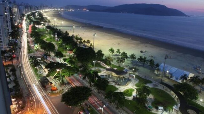A primeira avenida começa a partir da divisa de São Vicente e vai até a Avenida Ana Costa, que homenageia o Presidente Wilson