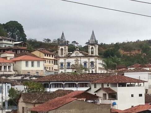 Prados é uma cidade que parece ter parado no tempo, preservando sua cultura, arte e tradição