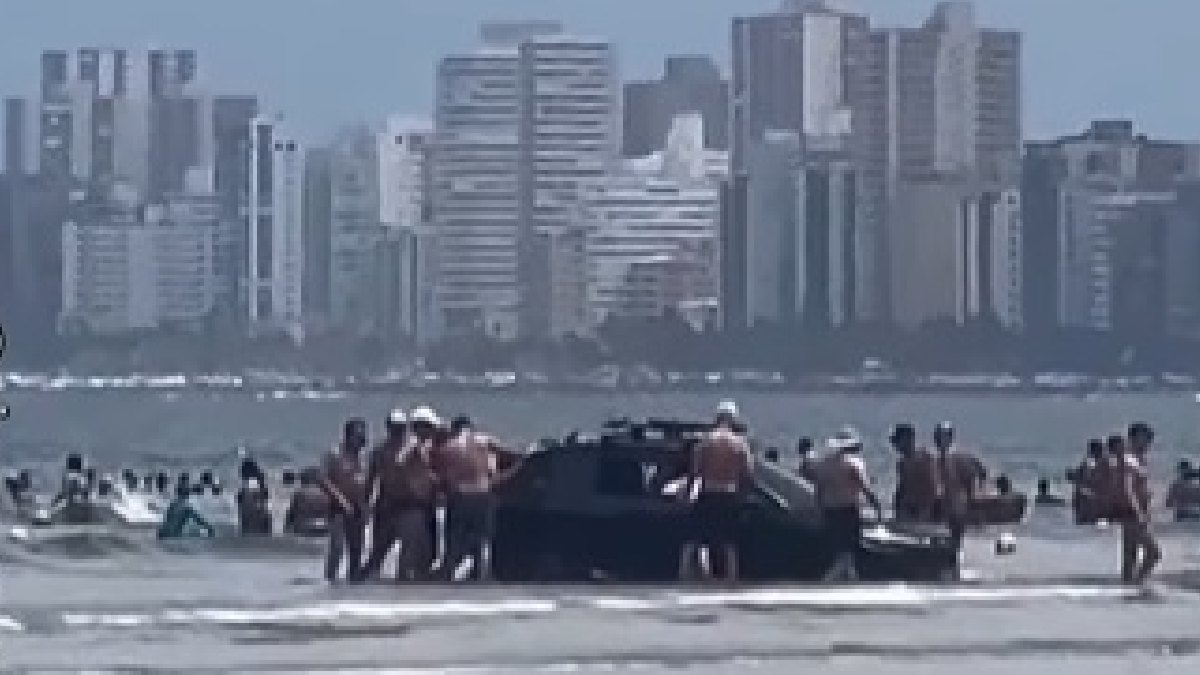Carro atolou em Praia Grande neste sábado