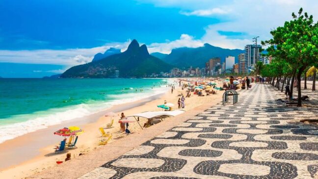 Um dos cartões postais do Rio de Janeiro, a praia de Ipanema é conhecido pela beleza, areia fina e ondas