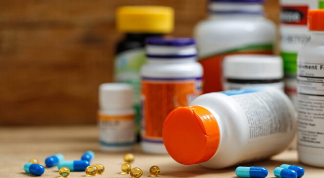 Os medicamentos genéricos costumam ter preços mais competitivos, enquanto os patenteados podem sofrer reajustes mais elevados