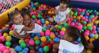 A creche é um dos projetos sociais da escola de samba carioca