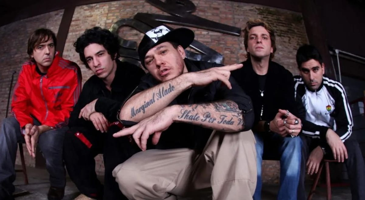 A primeira formação da banda se apresentava em Santos e São Paulo, principalmente em campeonatos de skate