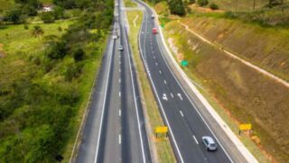 Foram três tipos de combustíveis. São eles: diesel comum, S-10, gasolina e etanol