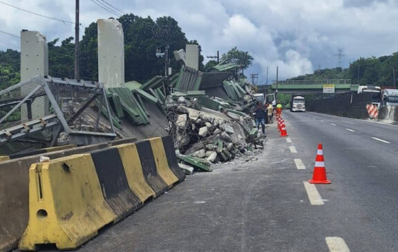 Caminhão desgovernado derrubou passarela na Anchieta no começo da noite de quinta (13)
