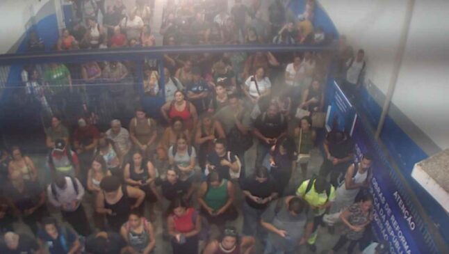 Pessoas aguardam a chegada do transporte