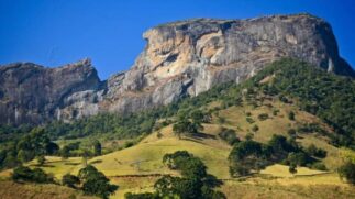 A cidade oferece um cenário perfeito para o cultivo de uvas, atraindo turistas que buscam o charme da gastronomia local