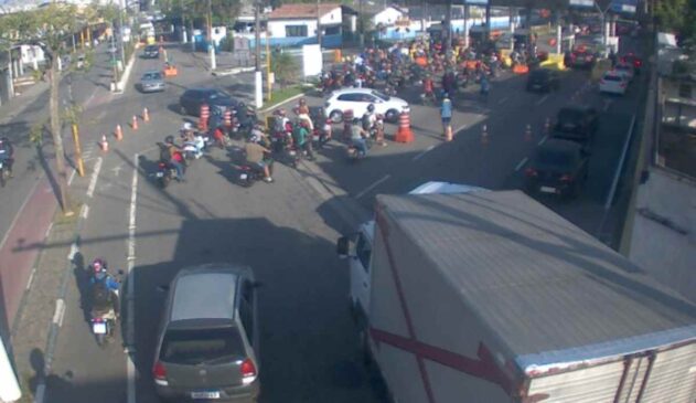 Fluxo de pessoas na espera é grande