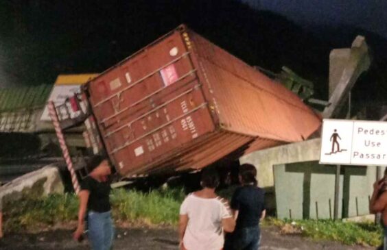 Acidente aconteceu na noite da última quinta-feira (13)